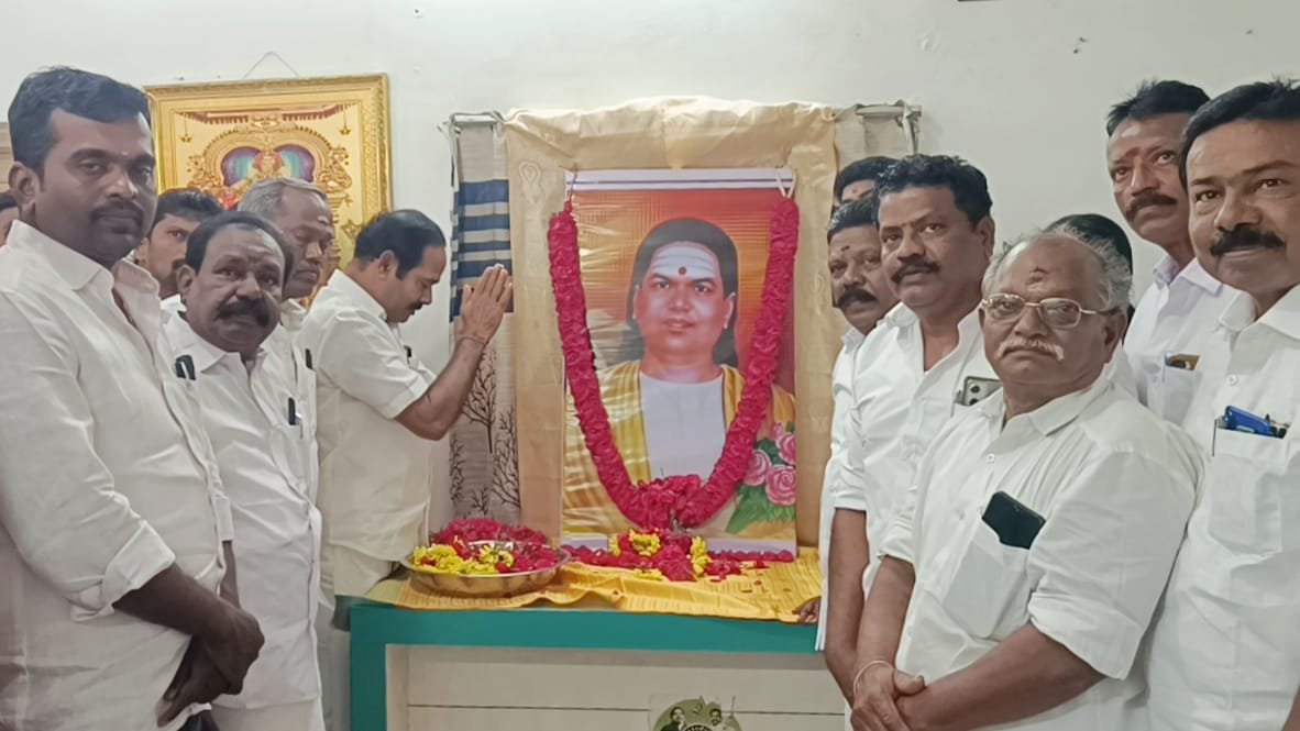 திருச்சி அதிமுக மாவட்ட  செயலாளர் ப.குமார் தலைமையில் தேவரின்  திருவுருவப்படத்திற்கு மலர் தூவி  மரியாதை