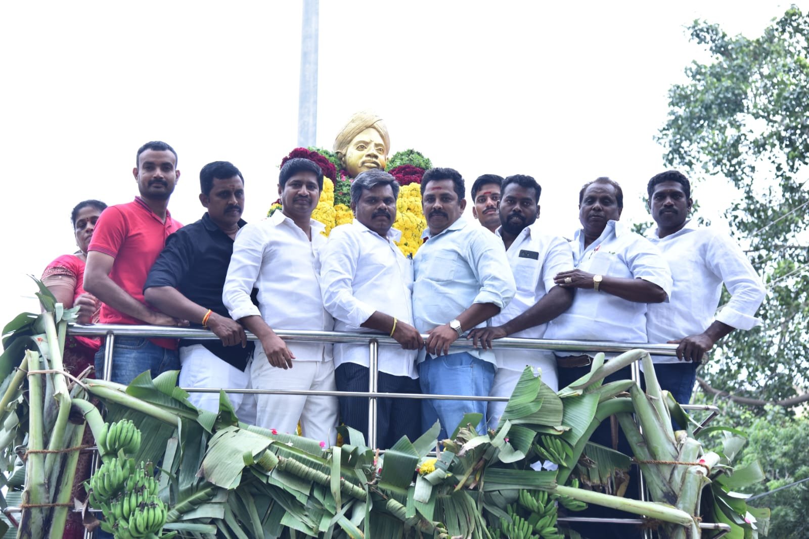 வ.உ.சி மக்கள் நல இயக்கம்   வ.உ.சி அறக்கட்டளை சார்பில்    , வ. உ. சிதம்பரம் பிள்ளையின்  குரு பூஜையை முன்னிட்டு முன்னிட்டு இளைஞர்களின் எழுச்சி நாயகன் எஸ்.வி.சிவா பிள்ளை  தலைமையில், மாலை அணிவித்து மரியாதை.