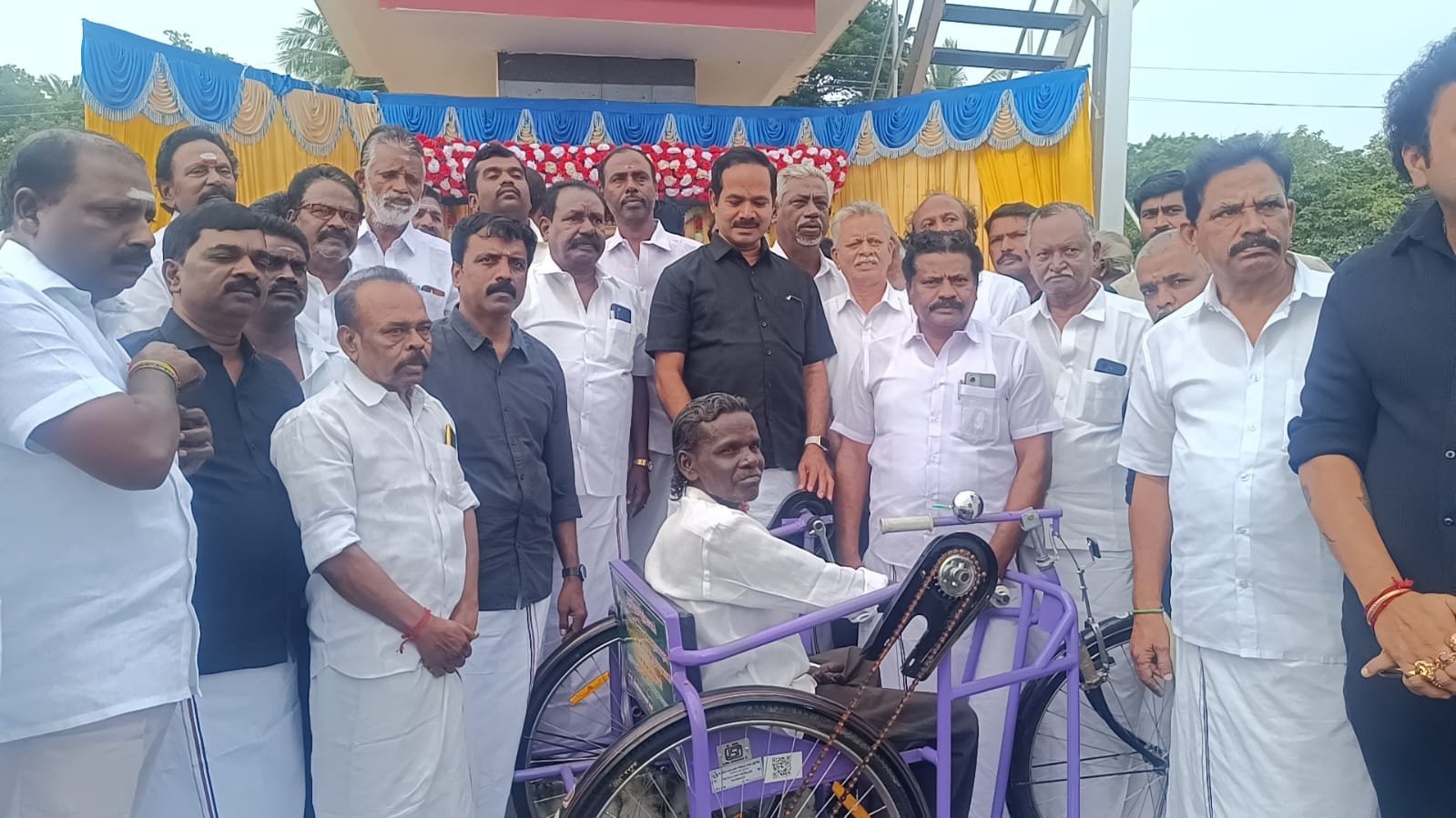 ஜெயலலிதாவின் 9ம் ஆண்டு நினைவு நாள் : மாற்றுத்திறனாளிகளுக்கு 3 சக்கர மிதிவண்டி மற்றும் நலத்திட்ட உதவிகள் வழங்கினார் மாவட்ட செயலாளர் குமார் .