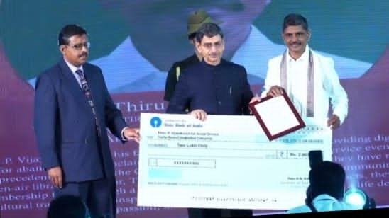 தமிழக கவர்னர் ஆர்.என். ரவியிடம் விருது பெற்ற திருச்சி அமிர்தம் சமூக சேவை அறக்கட்டளை நிர்வாக இயக்குனர் விஜயகுமார்.