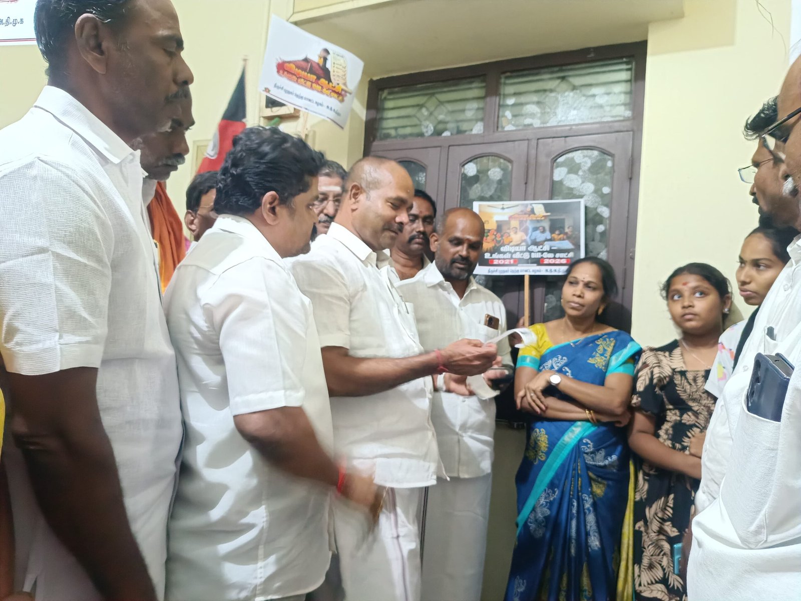 விடியா ஆட்சி உங்கள்  வீட்டு பில்லே சாட்சி.ஆதாரங்களுடன் எடுத்துக் கூறிய திருச்சி தெற்கு மாவட்ட அதிமுக செயலாளர் குமார்.