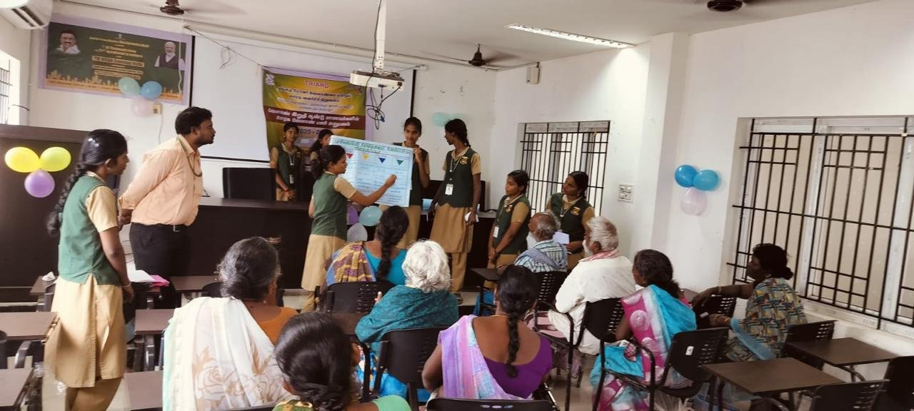 பூச்சிக்கொல்லி மருந்துகளின் நச்சுத்தன்மை குறித்து விவசாயிகளுக்கு விளக்கிய  தந்தை ரோவர் வேளாண்மை கல்லூரி மாணவிகள்