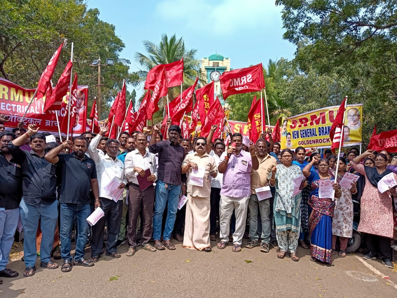 திருச்சியில் பல்வேறு கோரிக்கைகளை வலியுறுத்தி எஸ் ஆர் எம் யூ துணை பொதுச் செயலாளர் எஸ் வீரசேகரன் தலைமையில் கண்டன ஆர்ப்பாட்டம்.