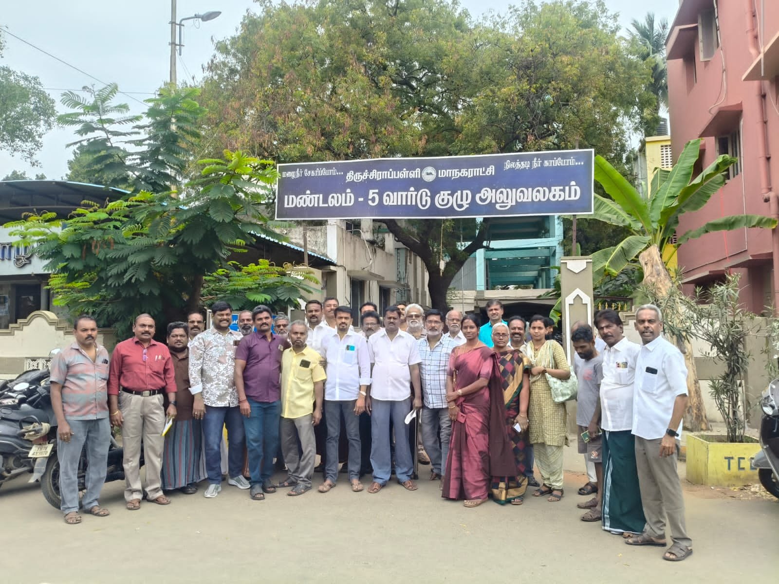 சாலையோர கடைகளால் போக்குவரத்து நெரிசல். பொதுமக்கள் கடும் அவதி.நடவடிக்கை எடுக்க வியாபாரிகள் சங்கம் மனு.