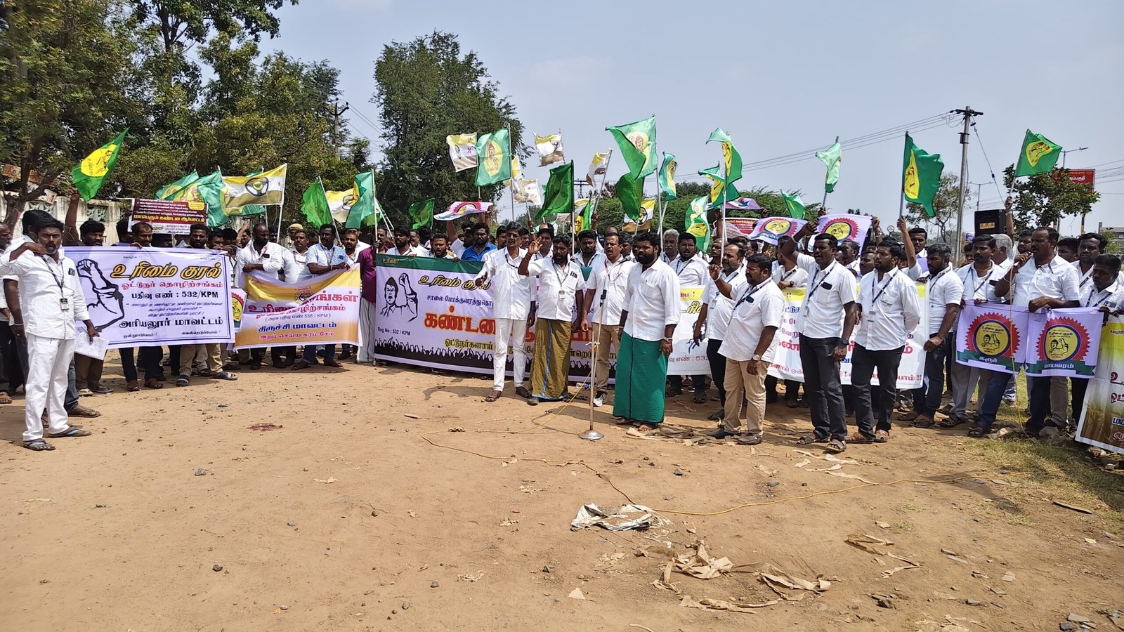 திருச்சியில் உரிமை குரல் ஓட்டுநர் தொழிற்சங்கத்தினர் பல்வேறு கோரிக்கைகளை வலியுறுத்தி ஆர்ப்பாட்டம்.