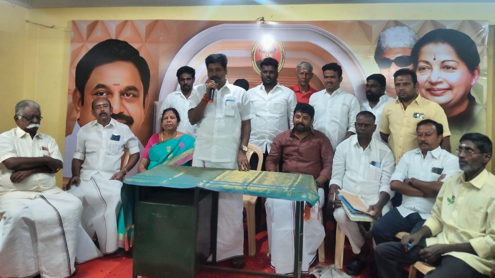 எடப்பாடி பழனிச்சாமி மீண்டும் முதல்வராக்க அனைவரும்  ஒருங்கிணைந்துபாடுபட வேண்டும்.மலைக்கோட்டை வடக்கு பகுதி நிர்வாகிகள் ஆலோசனைக் கூட்டத்தில் அதிமுக மாநகர் செயலாளர் சீனிவாசன்.