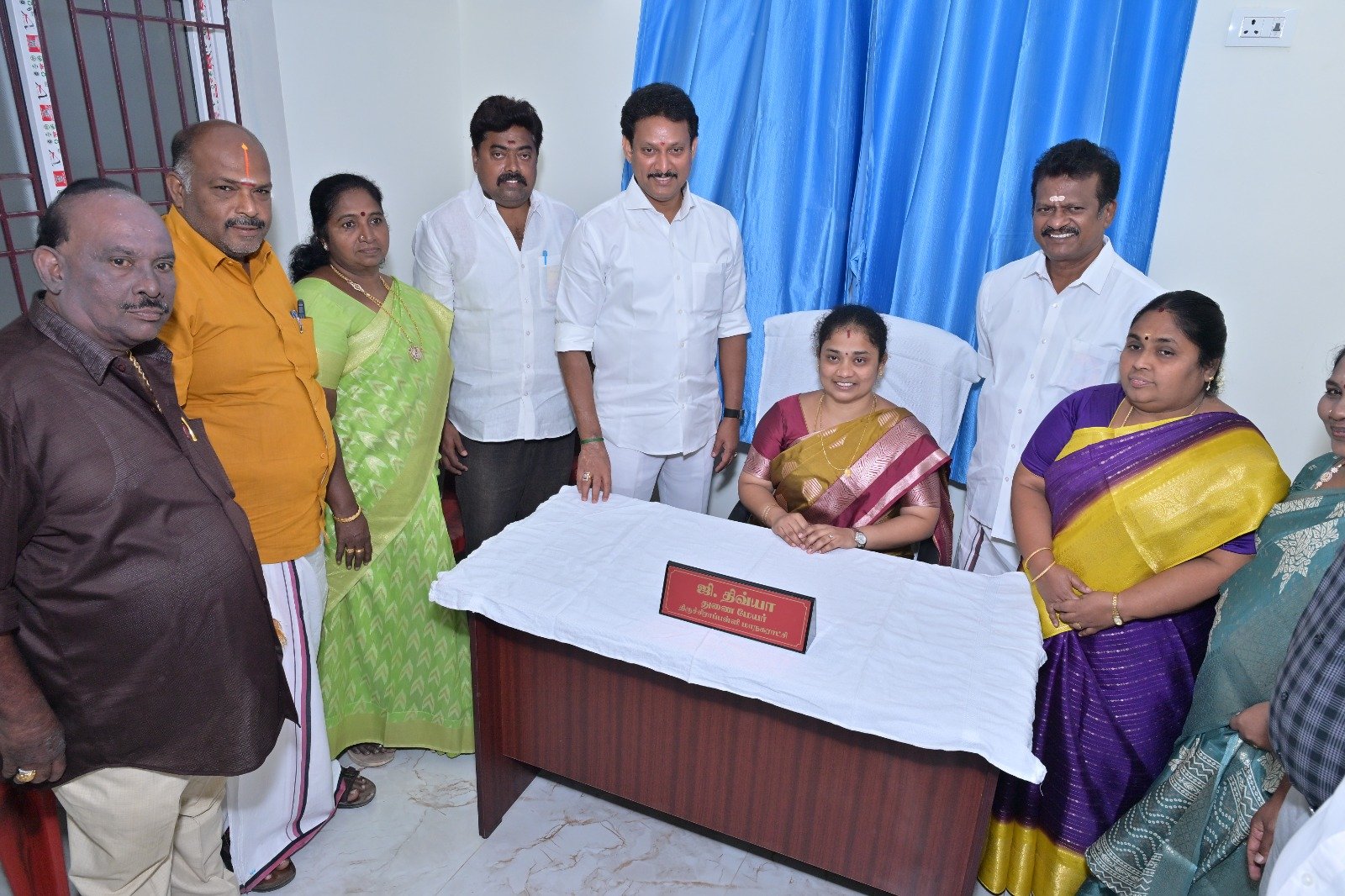 துணை மேயர் திவ்யாவை இருக்கையில் அமர வைத்து வாழ்த்திய அமைச்சர் மகேஷ் பொய்யாமொழி