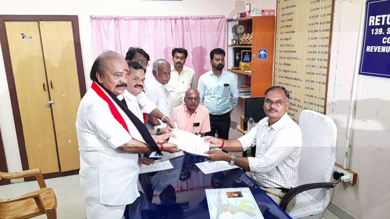 திருச்சி ஸ்ரீரங்கம் தொகுதியில் பெருவாரியான வாக்கு வித்தியாசத்தில் வெற்றி பெறுவேன் இன்று மனு தாக்கல் செய்த பின் அதிமுக வேட்பாளர் மனோகரன் பேட்டி