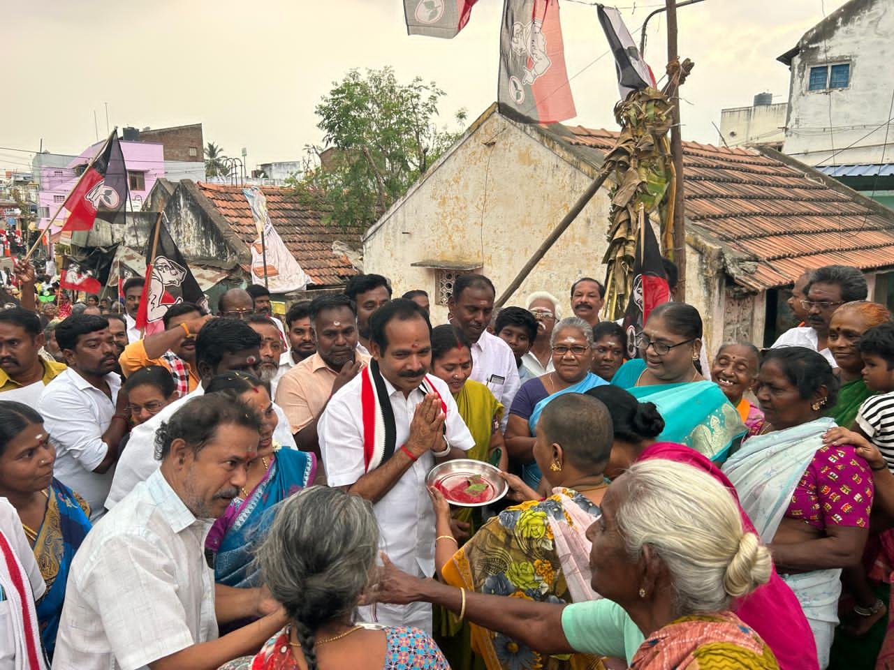 திருச்சி திருவெறும்பூர் தொகுதி வேட்பாளர் குமாரிடம் அதிமுகவுக்கு தான் எங்கள் வாக்கு என பொதுமக்கள் உறுதி கூறினர்