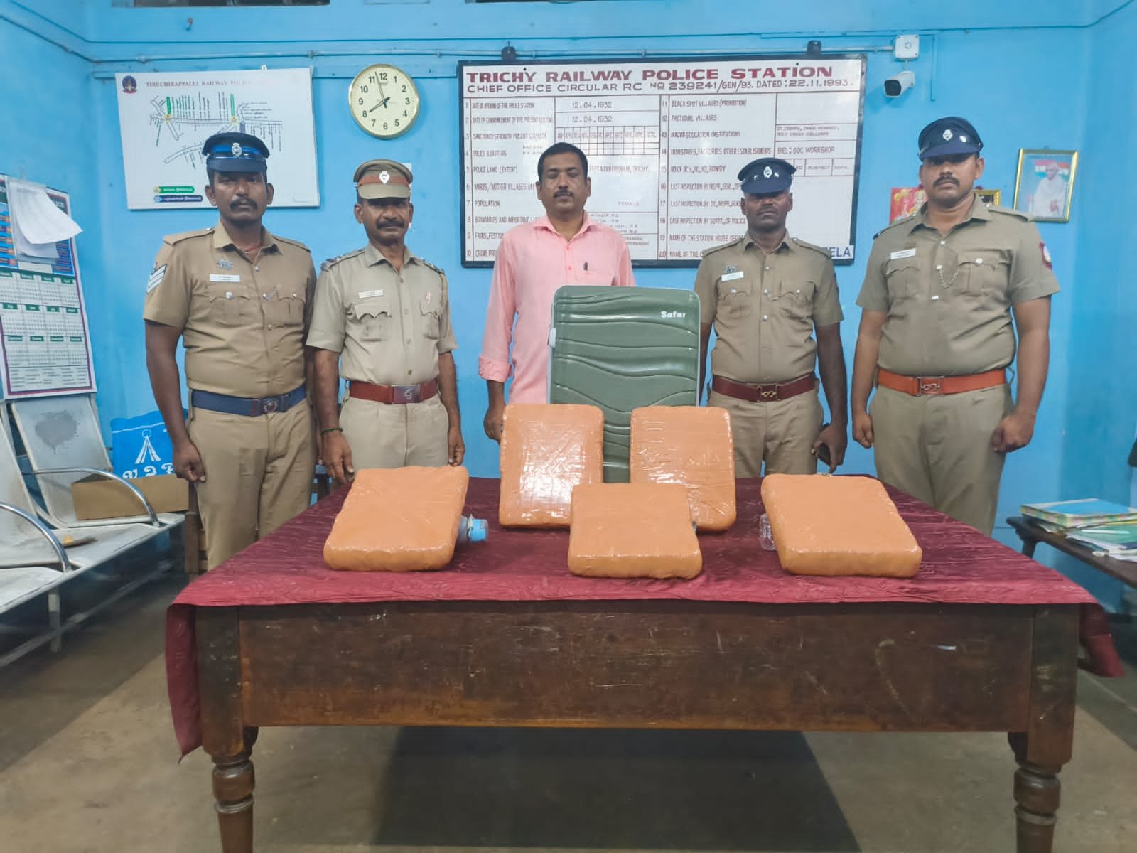 திருச்சி ரயிலில் ரூ 5 லட்சம் மதிப்புள்ள கஞ்சா பறிமுதல்.திருச்சி இருப்புப் பாதை காவல் நிலைய அதிகாரிகளின் அதிரடி சோதனையில் சிக்கியது