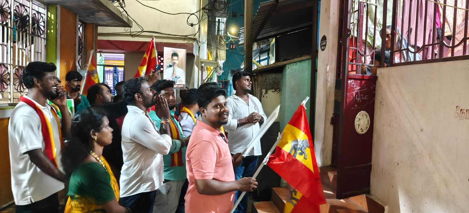 திருச்சி கிழக்கு தொகுதியில் விஜய் அறிவித்த வாக்குறுதிகளை எடுத்துக் கூறி  பிரச்சாரத்தில் ஈடுபட்ட தவெக மலைக்கோட்டை பகுதி இணைச் செயலாளர்