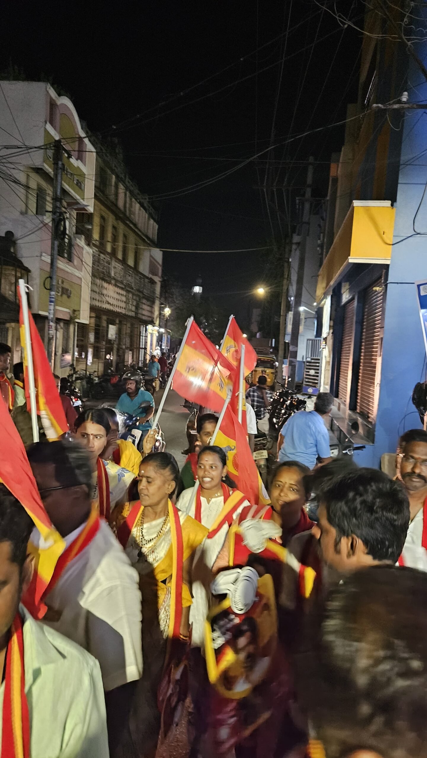 திருச்சி கிழக்கு தொகுதியில் தவெக தலைவர் விஜய்க்கு ஆதரவாக வாக்கு சேகரிப்பில் ஈடுபட்ட மகளிர்