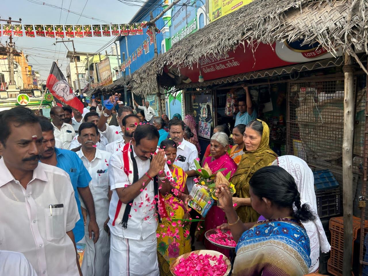 செல்லும் இடமெல்லாம் உங்களுக்குத்தான் வாக்களிப்போம் என பொதுமக்கள் உறுதி.திருவெறும்பூர் தொகுதி அதிமுக வேட்பாளர் குமாருக்கு உற்சாக வரவேற்பு