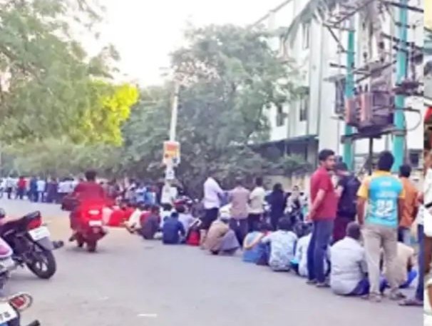 எல்கேஜி சேர்க்கை விண்ணப்பம் பெற  இரவிலேயே பாய் விரித்து   விடிய விடிய காத்திருந்த பெற்றோர்கள்