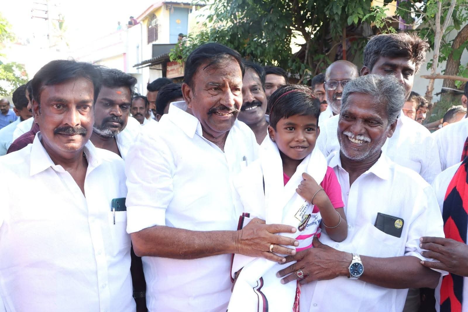 திருச்சி மேற்கு தொகுதியில் அமைச்சர் கே.என் நேரு தீவிர வாக்கு சேகரிப்பு. பொன்னகர் பகுதி செயலாளர் மோகன்தாஸ் சிறப்பான ஏற்பாடு.