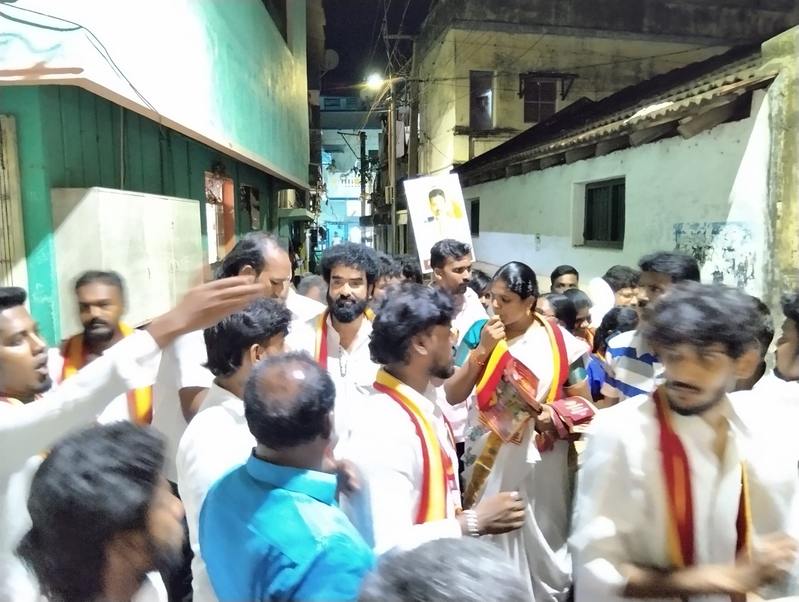 நடிகர் விஜய்க்காக திருச்சி 32 வது வார்டில் ஜெரால்டு மில்டன் தலைமையில் வாக்குகள் சேகரித்த தமிழக வெற்றி கழக நிர்வாகிகள்