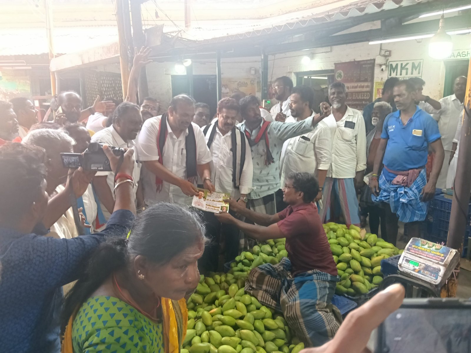 காந்தி மார்க்கெட்  அனைத்து வியாபாரிகள் கூட்டமைப்பின் தலைவர் எம் கே எம் காதர் மைதீனை  சந்தித்து ஆதரவு திரட்டினார் திருச்சி கிழக்கு தொகுதி திமுக வேட்பாளர் இனிகோ