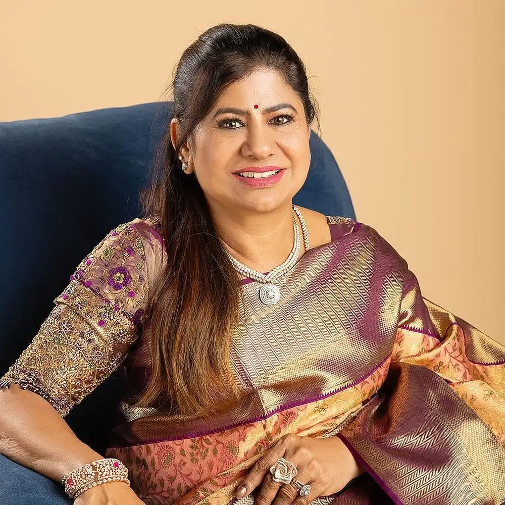 தமிழகத்திலேயே பணக்கார வேட்பாளர் பட்டியலில் முதல் இடத்தில்  உள்ள வேட்பாளர் லால்குடி அதிமுக வேட்பாளர் லீமா.பணத்திமிரில் எளிதாக வெற்றி பெறும் என்று அலட்சியத்தில் 3ம் வகுப்பு படித்த லீமா ரோஸ் .