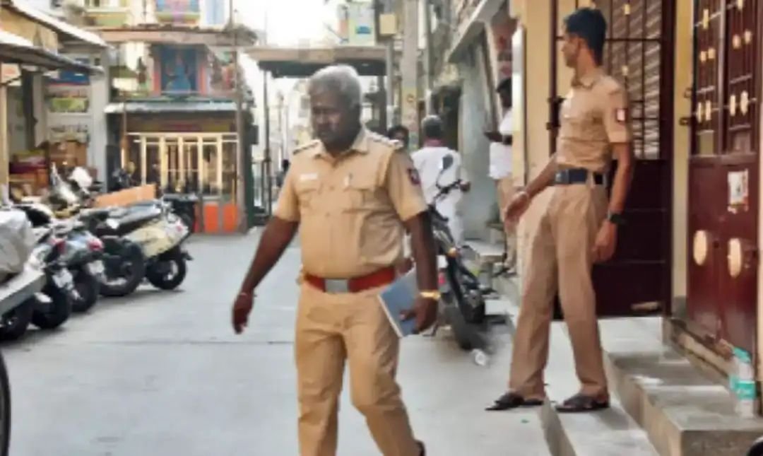 திருச்சியில் பட்டப்பகலில் அருகே அருகே வீடுகள் நிறைந்த பகுதியில் 1 கிலோ தங்க நகைகளை கொள்ளையடித்துச் சென்ற 5 பேர்