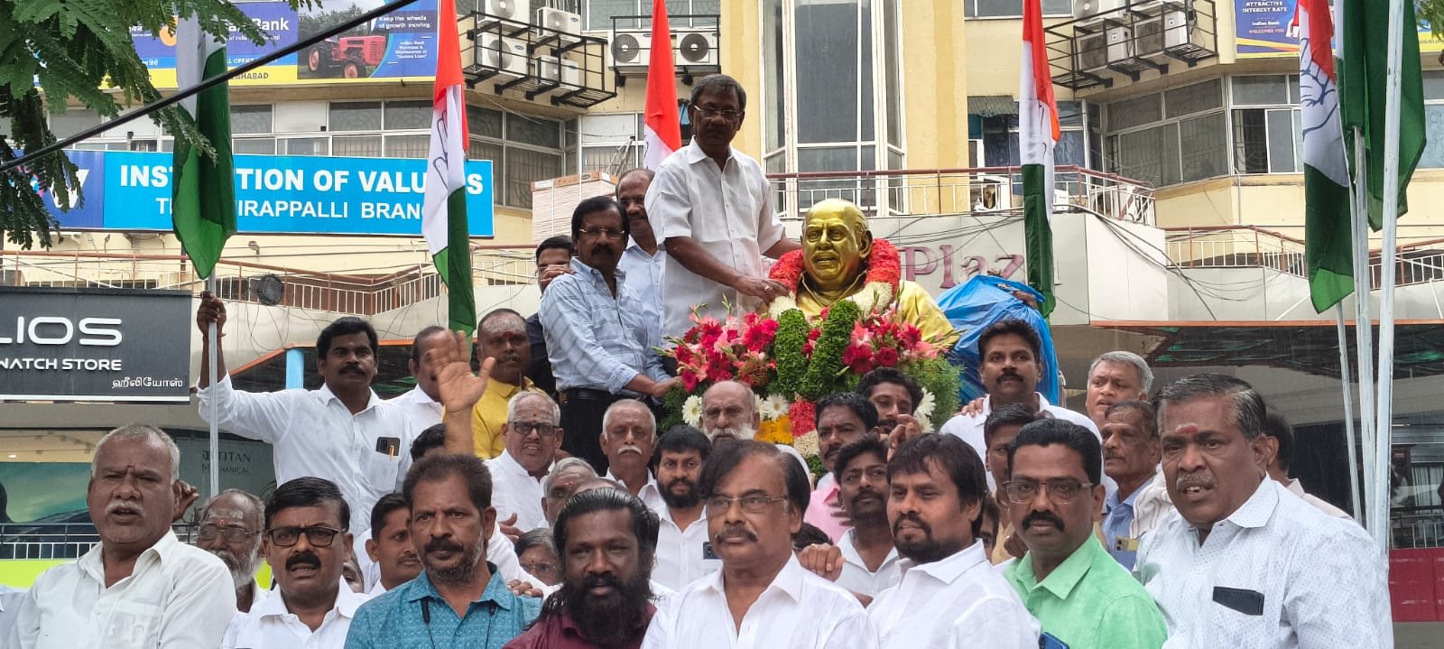திருச்சி முன்னாள் எம்பி அடைக்கலராஜின்  90 – வது பிறந்தநாளை முன்னிட்டு அவரது சிலைக்கு ஜோசப் லூயிஸ் தலைமையில் மாலை  அணிவித்து மரியாதை.