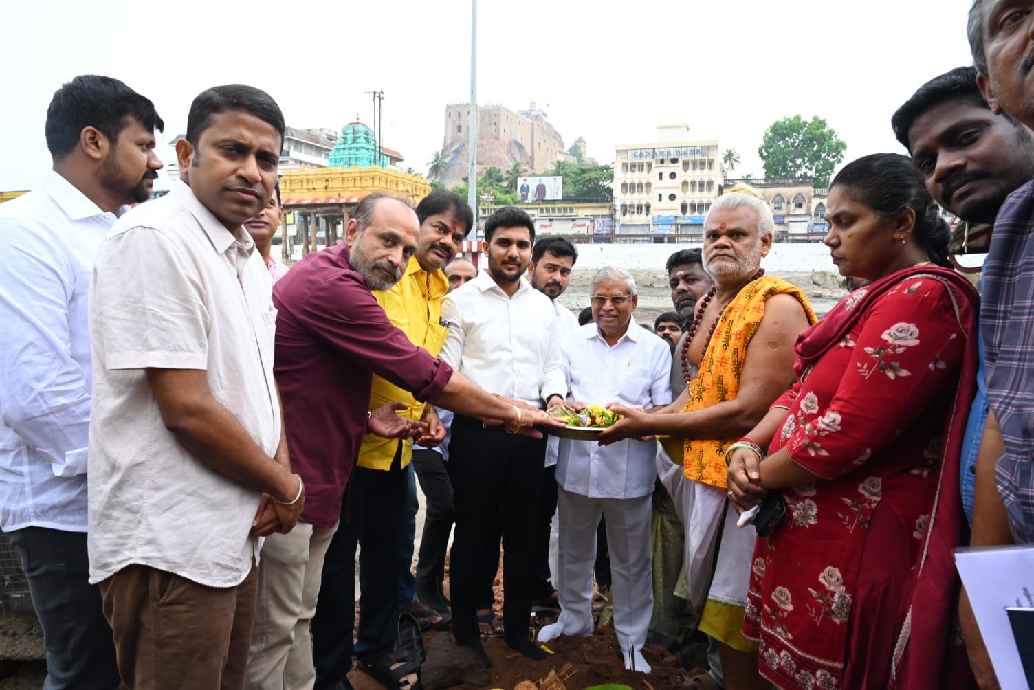 திருச்சி மலைக்கோட்டை தாயுமானவர் கோவில் தெப்பக்குளம்  30 ஆண்டுகளுக்குப் பின் இன்று தூர் வாரும் பணியை மாநகராட்சி ஆணையர்  மதுபாலன், தொடங்கி வைத்தார்.