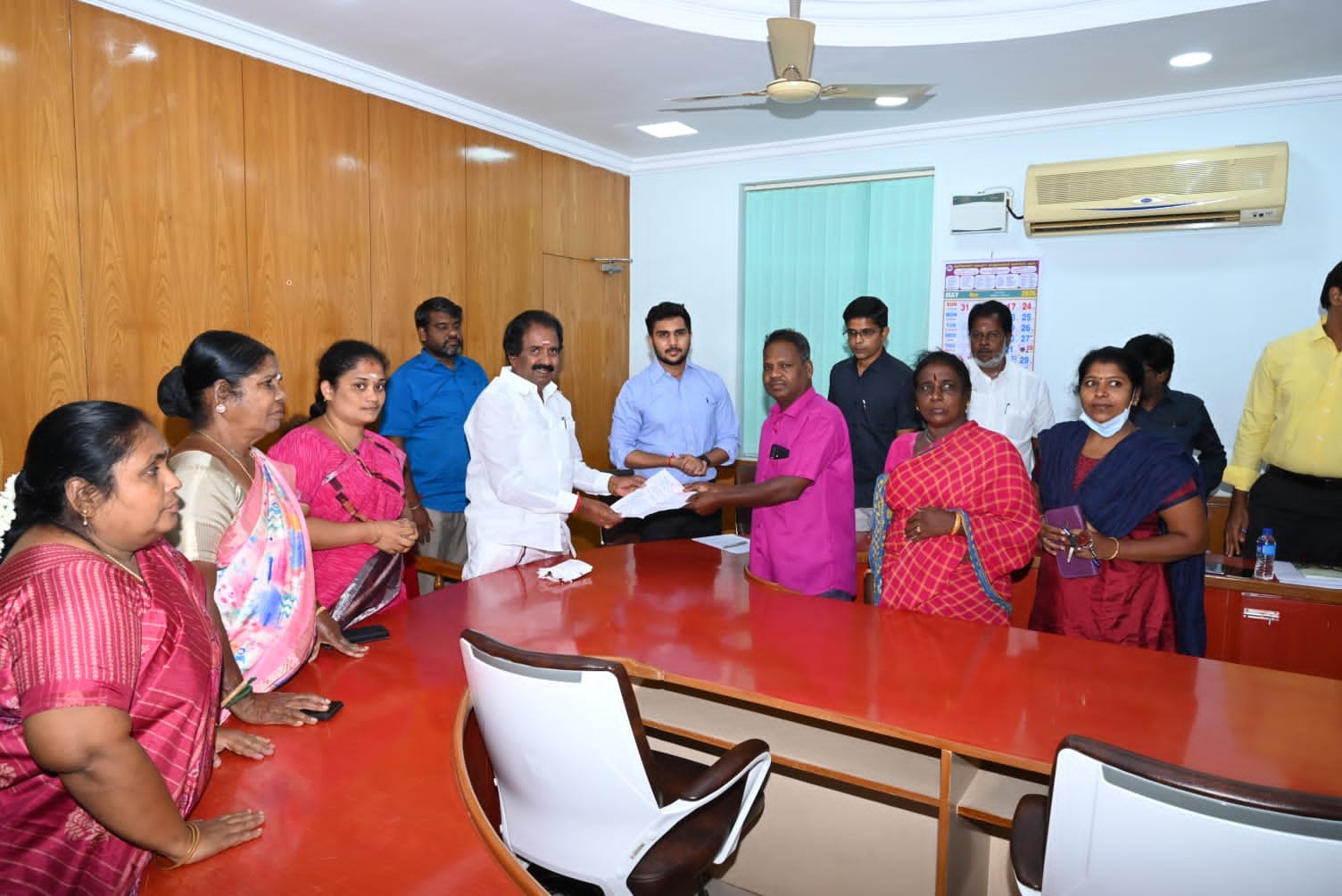 இன்று குறைதீர்க்கும் கூட்டம் . கோரிக்கை மனுக்களை வாங்கினார் திருச்சி மாநகராட்சி மேயர்  அன்பழகன்