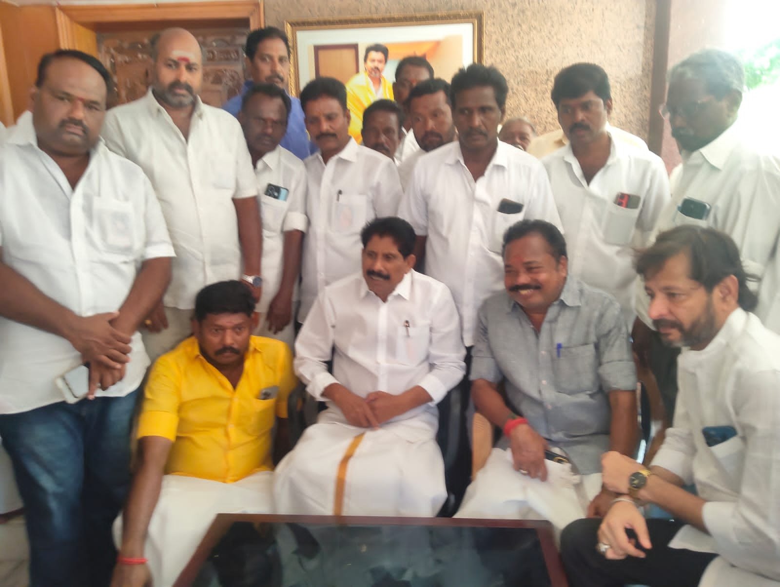 கருமண்டபம் பத்மநாதன் ஏற்பாட்டில் திருச்சி வடக்கு மற்றும் மாநகர அதிமுக முக்கிய நிர்வாகிகள் வாரிய தலைவர் கு.ப. கிருஷ்ணன் முன்னிலையில் தவெக வில்  இணைந்தனர்.