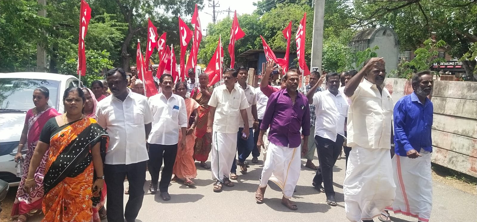திருவானைக்காவல் புது செக்போஸ்ட் அருகே உள்ள ஸ்கை 11-11 என்ற தனியார் மது பாரை மூடக்கோரி கண்டன ஆர்ப்பாட்டம்