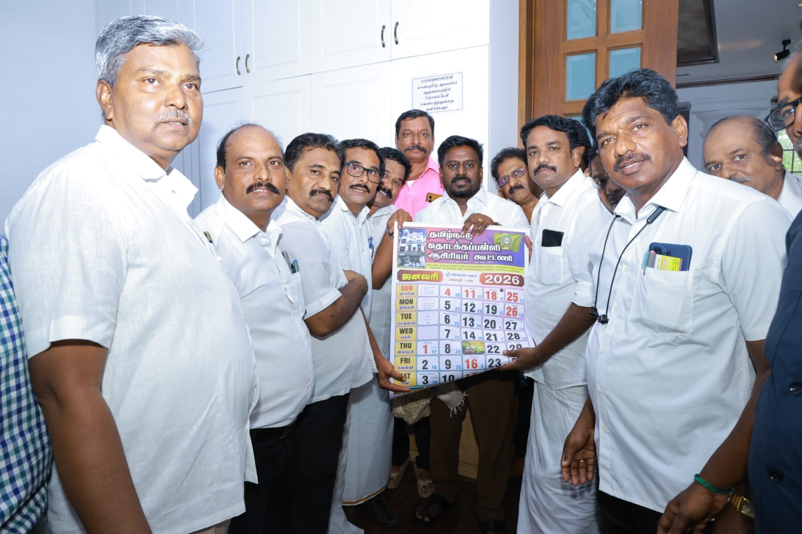 பழைய ஓய்வூதிய திட்டத்தை செயல்படுத்த கோரி பள்ளிக்கல்வித்துறை அமைச்சரிடம் தொடக்கப்பள்ளி ஆசிரியர் கூட்டணியினர் மனு