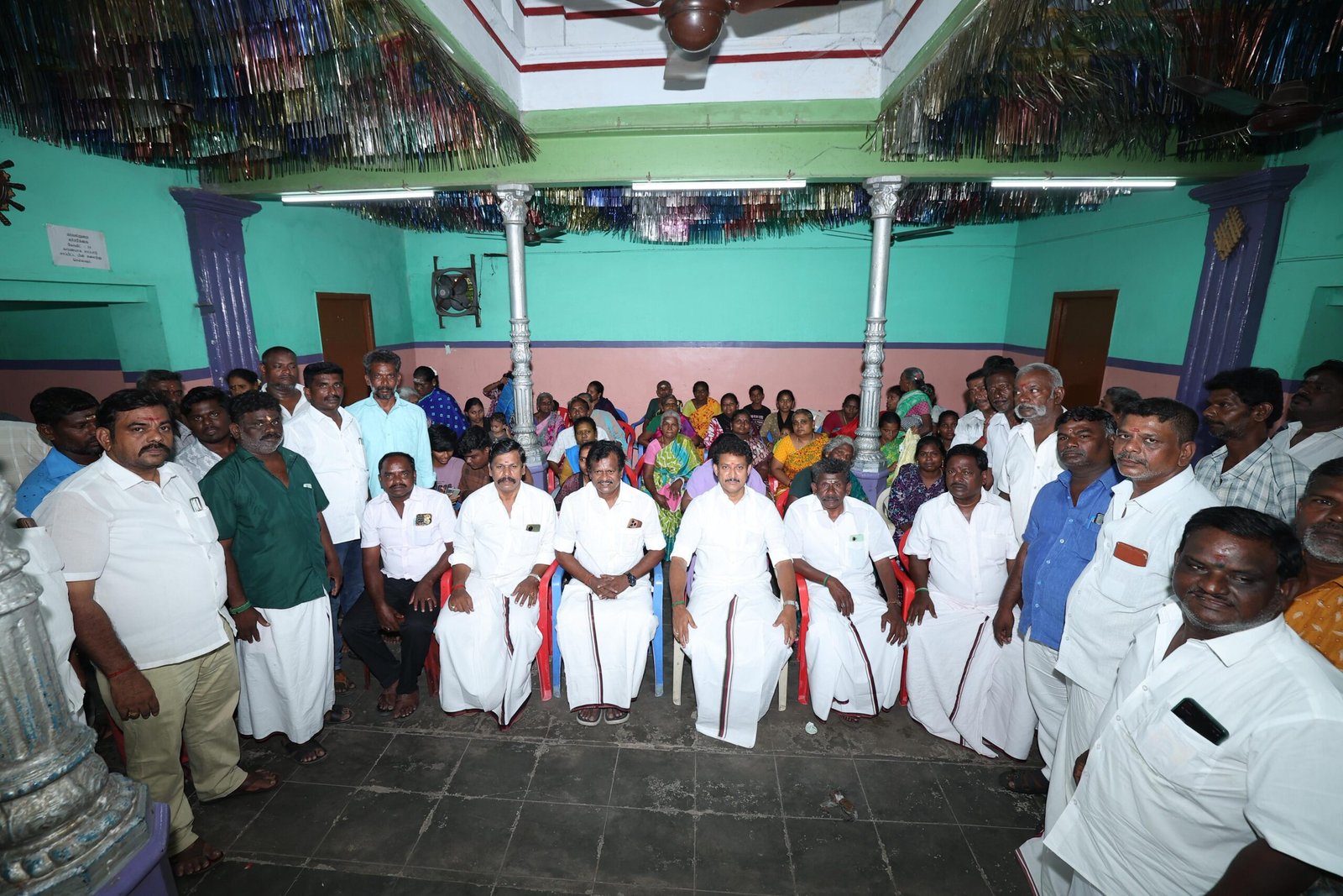 திருச்சியில் அதிமுகவில் இருந்து விலகி நூற்றுக்கும் மேற்பட்டோர் முன்னாள் அமைச்சர் மகேஷ் முன்னிலையில் திமுகவில் இணைந்தனர்