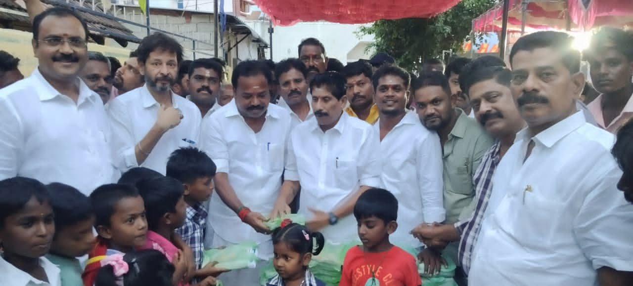 திருச்சி வண்ணாரப்பேட்டை சி.ரத்தின பாண்டியன் ஏற்பாட்டில் தமிழக  முதல்வர் ஜோசப் விஜய்யின் பிறந்த நாளை முன்னிட்டு மாணவர்கள், பொதுமக்களுக்கு நலத்திட்ட உதவிகள் வாரியத் தலைவர் கு. ப. கிருஷ்ணன் வழங்கினார்.