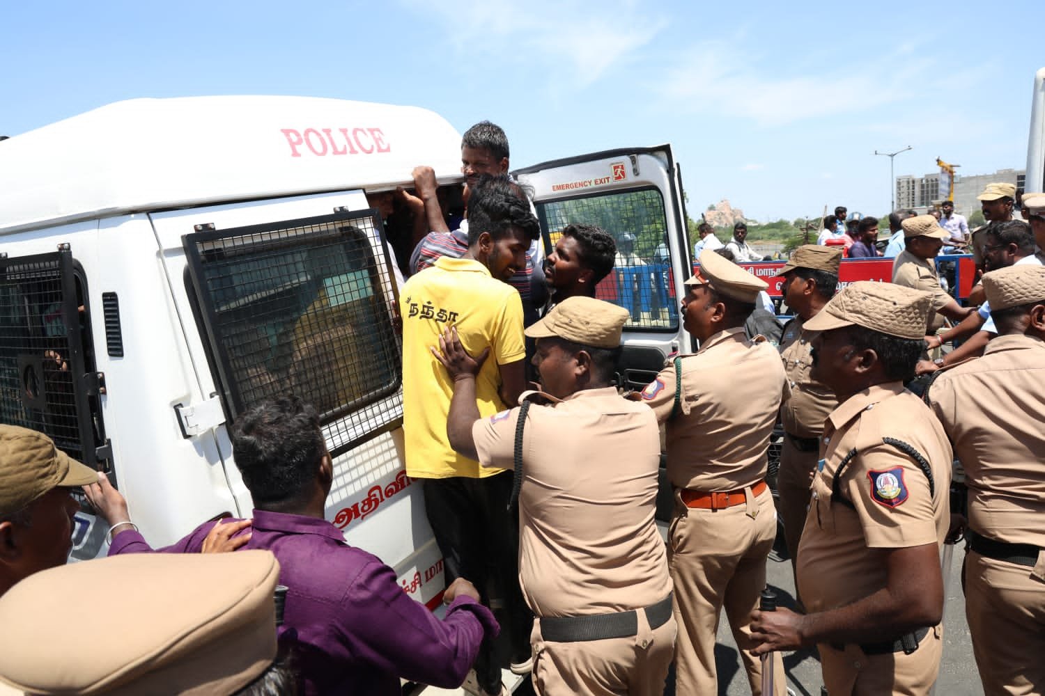 திருச்சி சஞ்சீவி நகரில் இன்று சாலை மறியலில் ஈடுபட்ட பொதுமக்கள் . தீர்வு எப்போது ?அதிமுக திருவெறும்பூர் ஒன்றிய செயலாளர் எஸ் கே டி கார்த்திக் கேள்வி