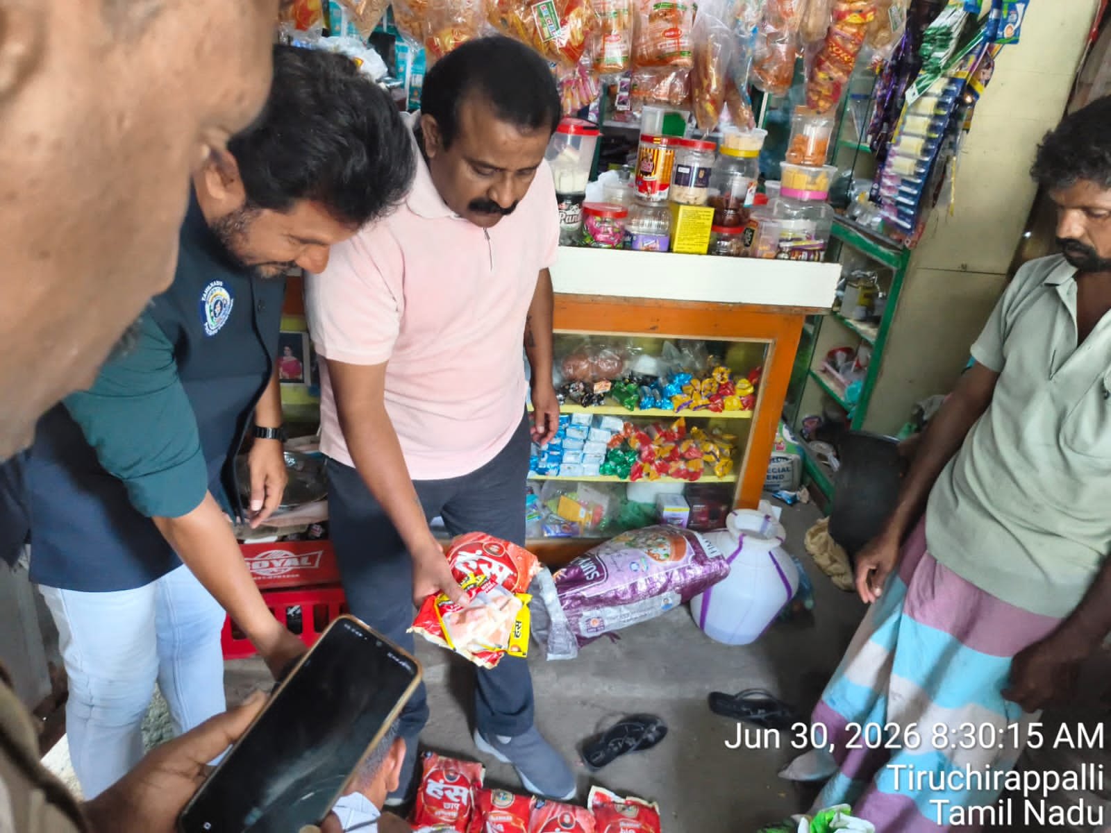 திருச்சி மாநகராட்சி ஆணையர் உத்தரவின்பேரில் பெட்டி கடையில்  10 கிலோ புகையிலைப் பொருட்கள் பறிமுதல்.
