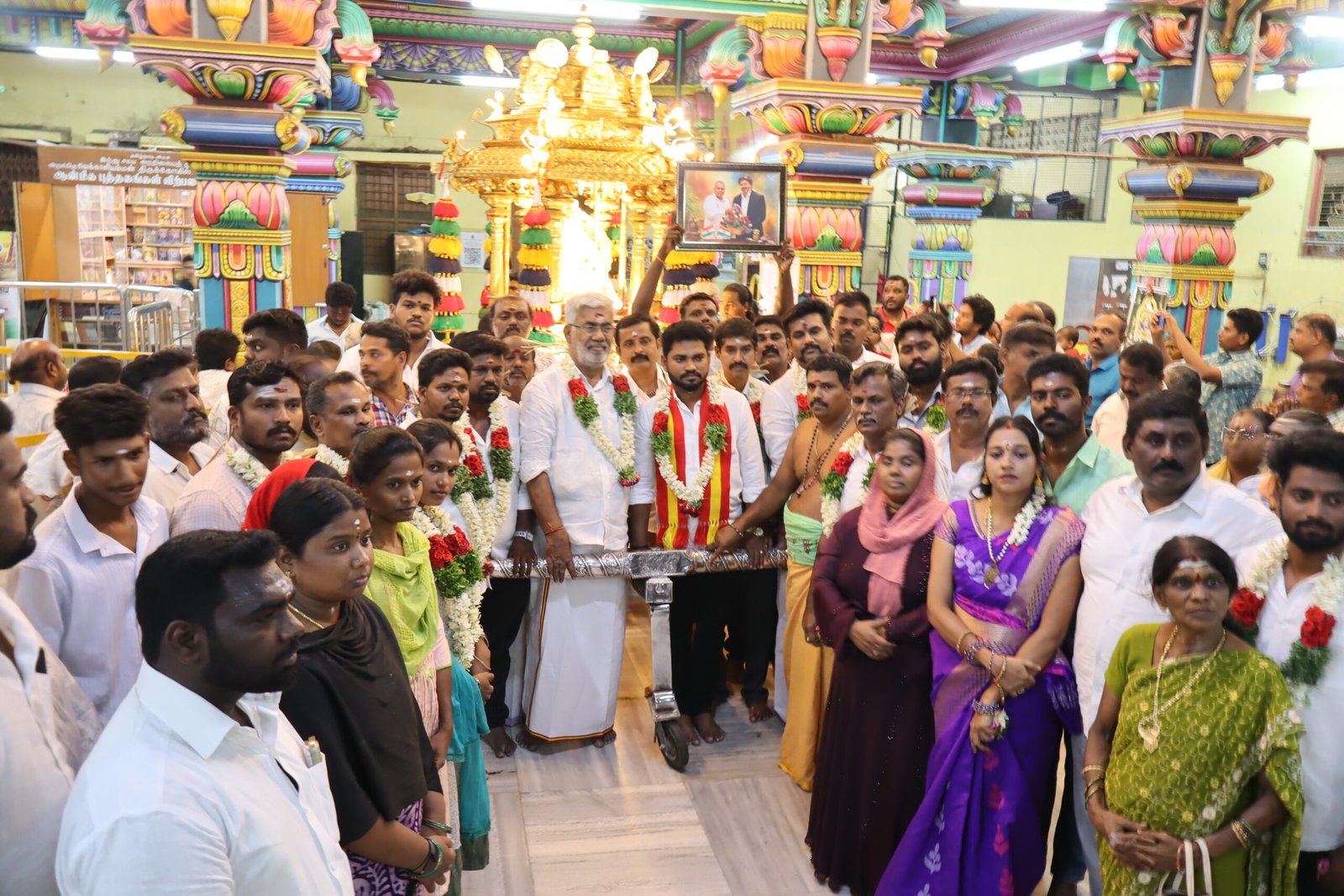 முதல்வர் விஜய், அமைச்சர் ஆனந்த் ஆகியோரின் பிறந்தநாளை முன்னிட்டு சிறப்பு பூஜை செய்து தங்கரதம் இழுத்து அன்னதானம் வழங்கிய முன்னாள் அமைச்சர் வெல்லமண்டி நடராஜன், ஜவர்லால் நேரு