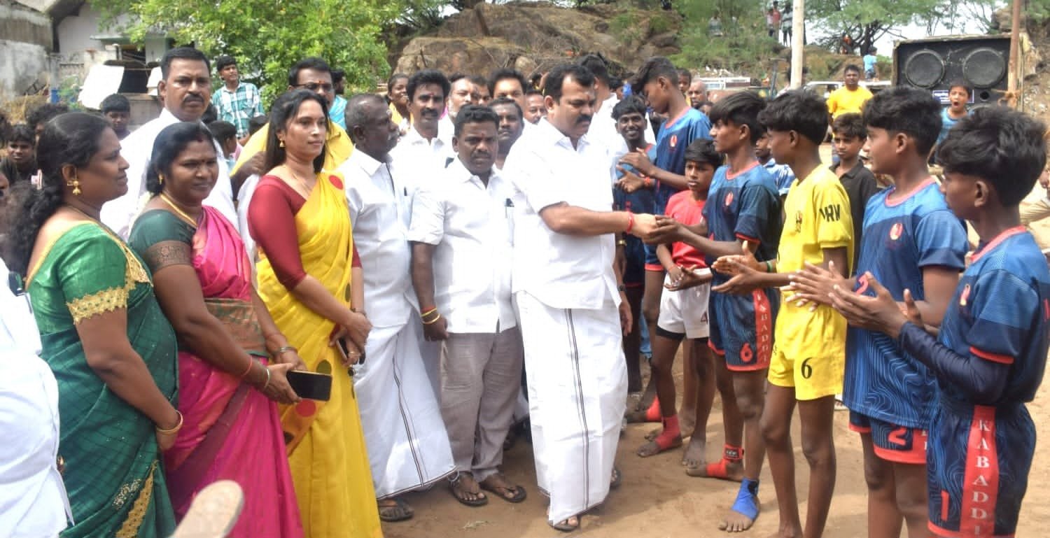 திருச்சி எ.புதூரில் பகுதி செயலாளர் செல்வமணி தலைமையில் நடைபெற்ற  கபடி போட்டி திருச்சி அதிமுக மாவட்ட செயலாளர் கார்த்திகேயன் தொடங்கி வைத்தார் .