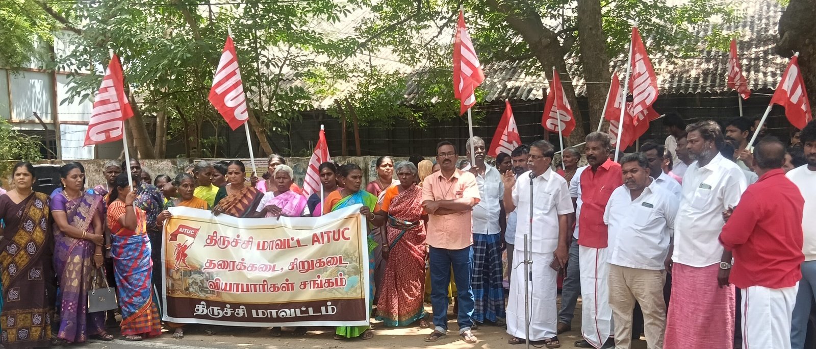 திருச்சி கலெக்டர் அலுவலகம் அருகே தரைக் கடை வியாபாரிகள் சங்கத்தினர்  ஆர்ப்பாட்டம்