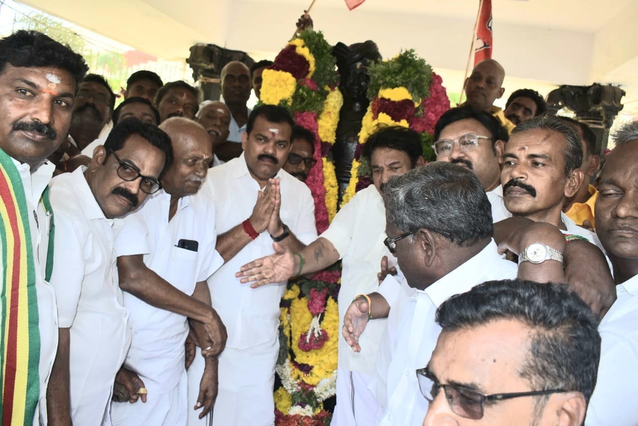 தீரன் சின்னமலையின் 221-ஆவது நினைவு நாளை முன்னிட்டு  அதிமுக சார்பில் அவரது  சிலைக்கு  திருச்சி  மாவட்ட அதிமுக செயலாளர்  கார்த்திகேயன் தலைமையில் மாலை அணிந்து மரியாதை.