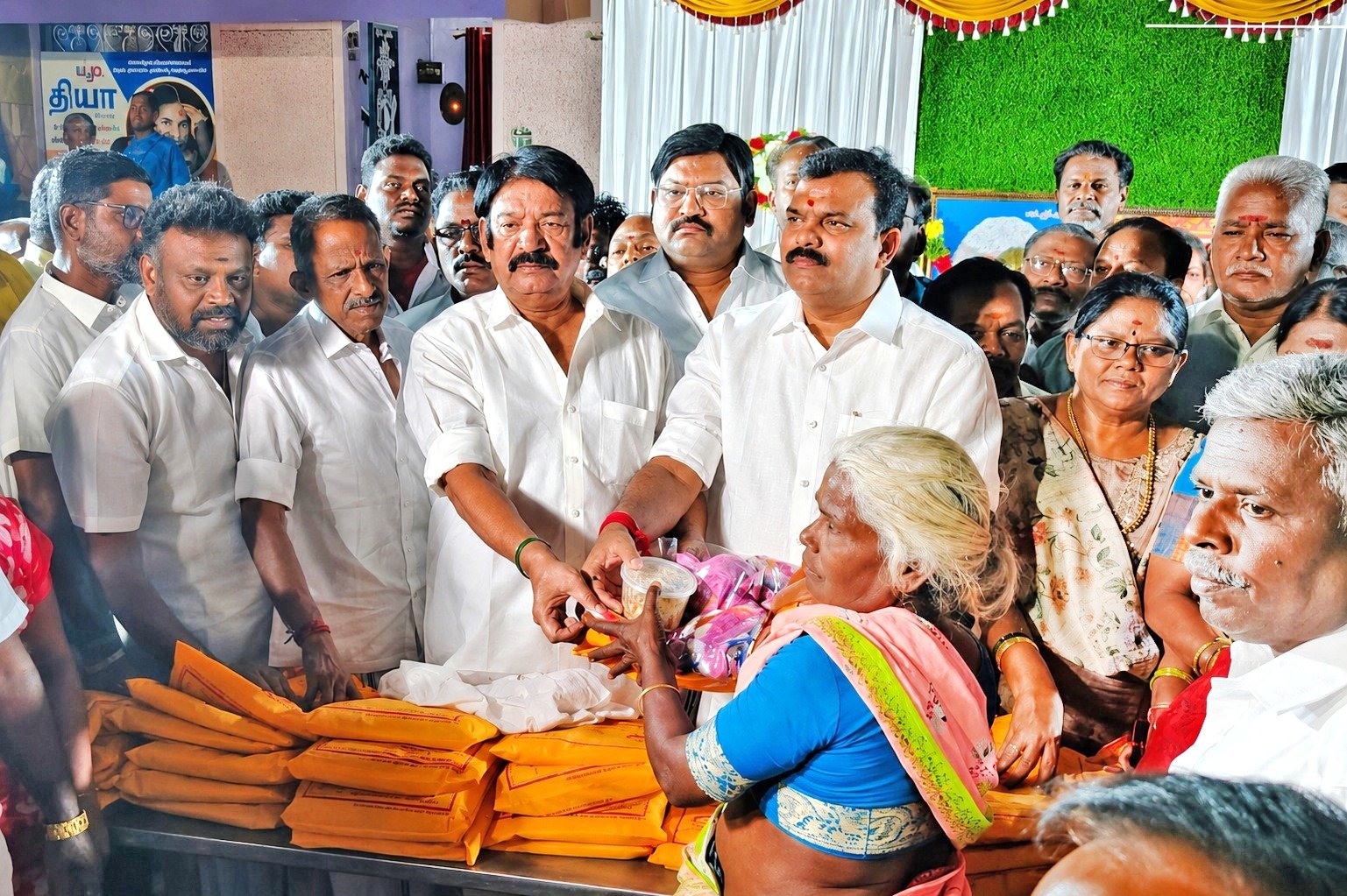 திருச்சி உறையூர் வடக்கு பகுதி சார்பில்  அதிமுக  மாவட்ட செயலாளர்  கார்த்திகேயன் கட்சி கொடியேற்றி நலத்திட்டம் உதவிகள் வழங்கப்பட்டது .